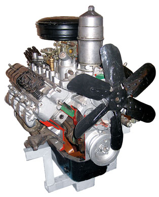 Двигатель автомобиля ЗИЛ с навесным оборудованием (агрегаты в разрезе)